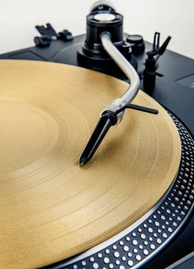 Müzik çalan bir pikapta iğne.