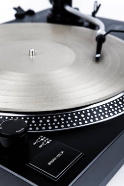 Müzik çalan bir pikapta iğne.