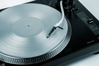 Müzik çalan bir pikapta iğne.