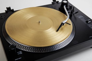 Müzik çalan bir pikapta iğne.