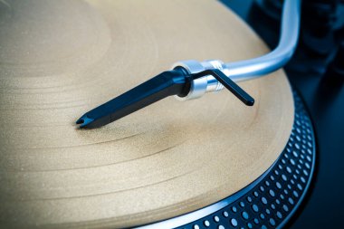 Müzik çalan bir pikapta iğne.