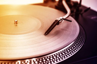 Müzik çalan bir pikapta iğne.