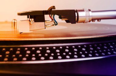 Müzik çalan bir pikapta iğne.