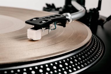 Müzik çalan bir pikapta iğne.