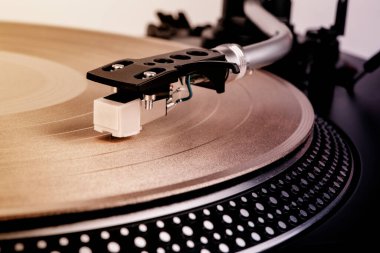 Müzik çalan bir pikapta iğne.