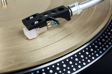 Müzik çalan bir pikapta iğne.