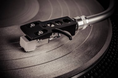 Müzik çalan bir pikapta iğne.