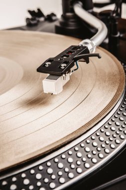 Müzik çalan bir pikapta iğne.