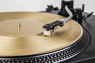 Müzik çalan bir pikapta iğne.