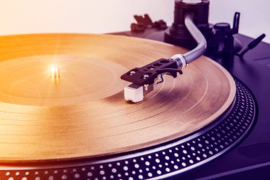 Müzik çalan bir pikapta iğne.