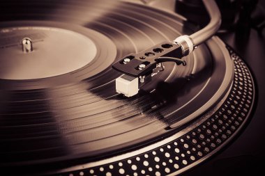 Müzik çalan bir pikapta iğne.