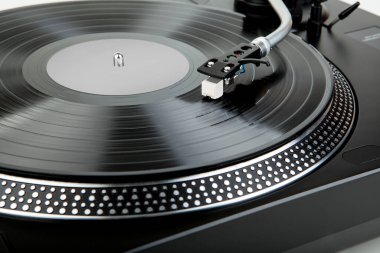 Müzik çalan bir pikapta iğne.