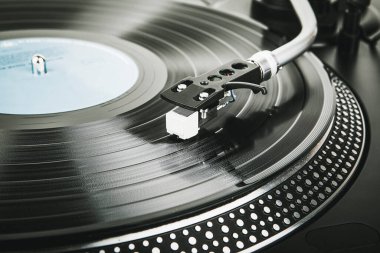 Müzik çalan bir pikapta iğne.