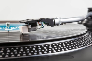 Müzik çalan bir pikapta iğne.