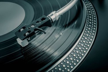 Müzik çalan bir pikapta iğne.