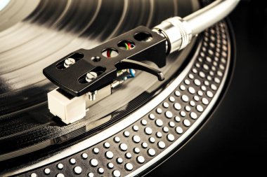 Müzik çalan bir pikapta iğne.