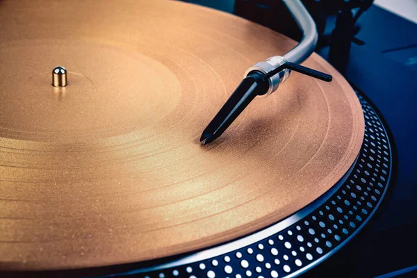 Müzik çalan bir pikapta iğne.