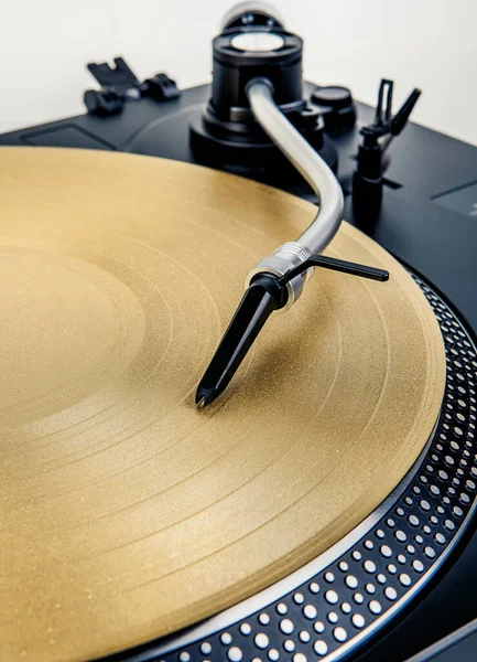 Müzik çalan bir pikapta iğne.