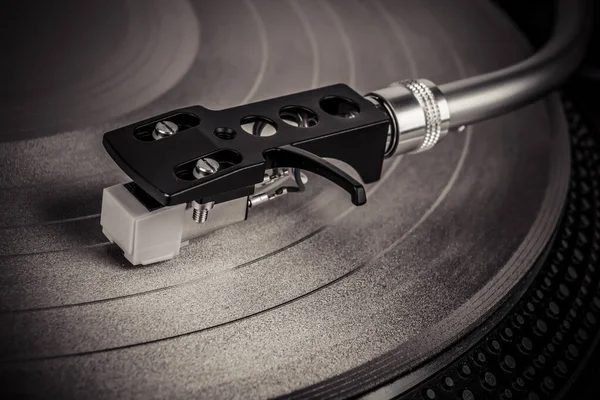 Müzik çalan bir pikapta iğne.