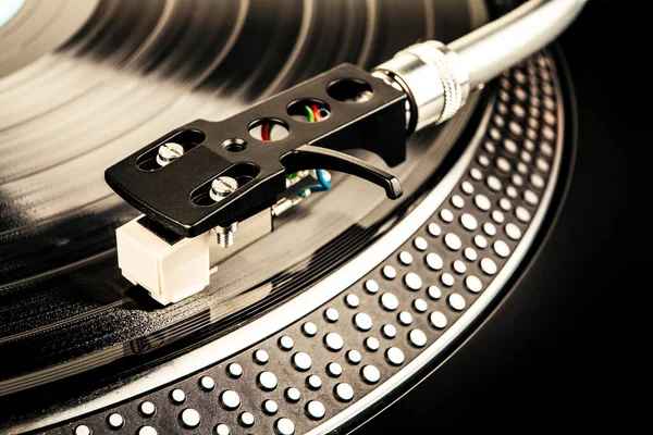 Müzik çalan bir pikapta iğne.