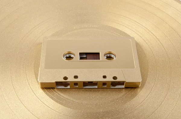 Une Cassette Dorée Sur Fond Vinyle Doré — Photo