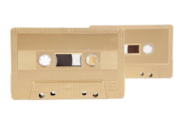 Beyaz arka plan üzerinde izole ses kaseti