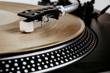 Vinil plak çalmak için döner masa. Analog aygıtları