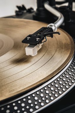 Vinil plak çalmak için döner masa. Analog aygıtları