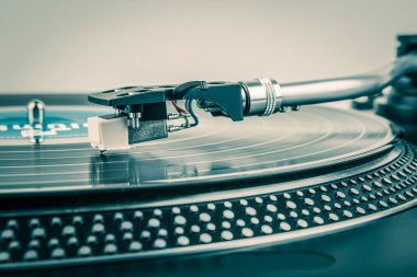 Vinil plak çalmak için döner masa. Analog aygıtları