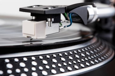 Vinil plak çalmak için döner masa. Analog aygıtları