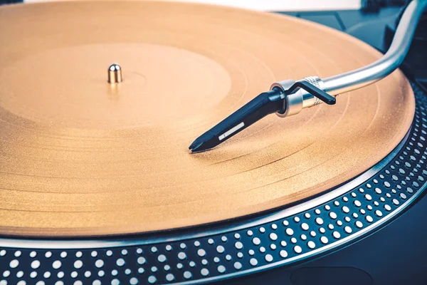 Vinil plak çalmak için döner masa. Analog aygıtları