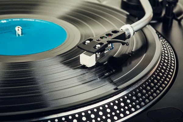 レコードを再生するためのターンテーブル アナログ機器 — ストック写真