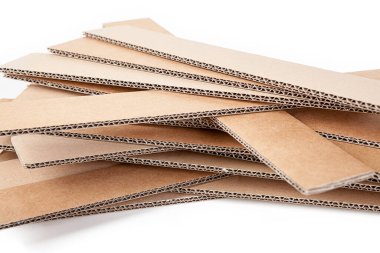 Bükülmüş kartondan yapılmış bir yığın karton form.