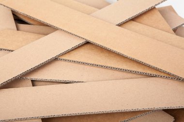 Bükülmüş kartondan yapılmış bir yığın karton form.