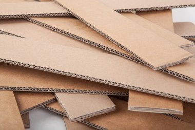 Bükülmüş kartondan yapılmış bir yığın karton form.