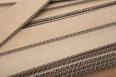 Bükülmüş kartondan yapılmış bir yığın karton form.