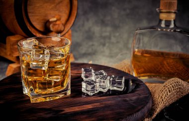 Geçmişe dönük buzlu viski kadehleri.