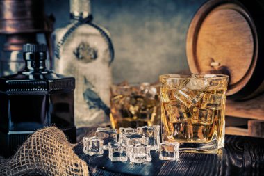 Geçmişe dönük buzlu viski kadehleri.