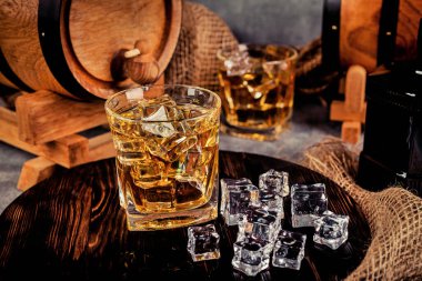 Geçmişe dönük buzlu viski kadehleri.