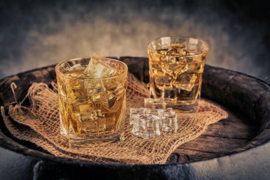 Geçmişe dönük buzlu viski kadehleri.