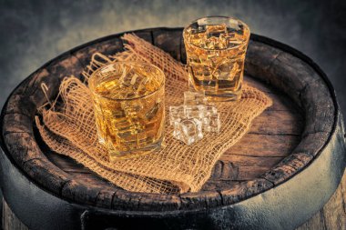 Geçmişe dönük buzlu viski kadehleri.