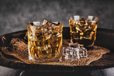 Geçmişe dönük buzlu viski kadehleri.