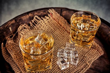 Geçmişe dönük buzlu viski kadehleri.
