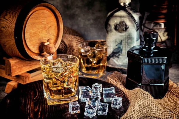 Geçmişe dönük buzlu viski kadehleri.