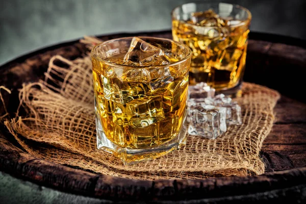 Bicchieri Whisky Con Ghiaccio Ambiente Retrò — Foto Stock