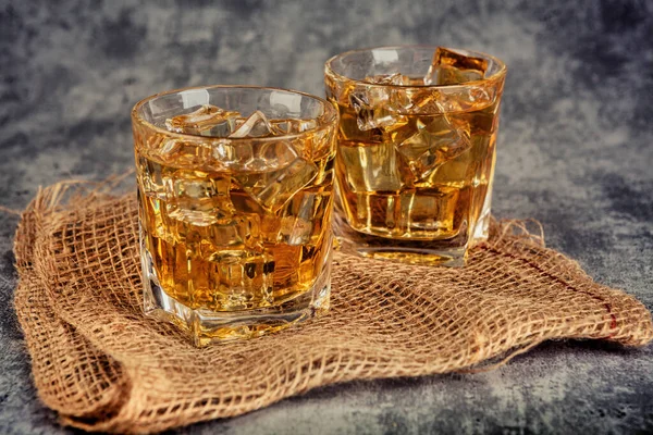 Bicchieri Whisky Con Ghiaccio Ambiente Retrò — Foto Stock