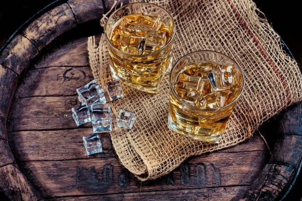 Bicchieri Whisky Con Ghiaccio Ambiente Retrò — Foto Stock