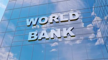 Banka binası ve finans şirketi pencereleri bulutlu ve gökyüzü yansımalı