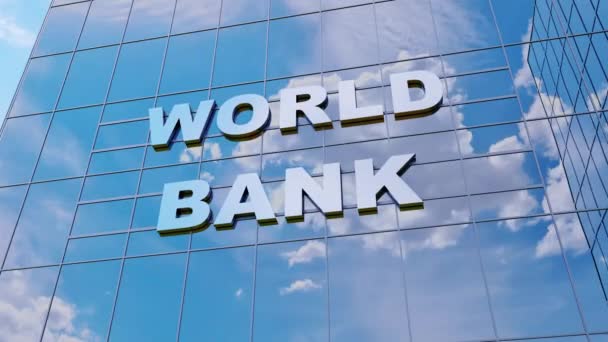 Edificio bancario y ventanas de empresas financieras con nube y cielo en reflexiones — Vídeo de stock
