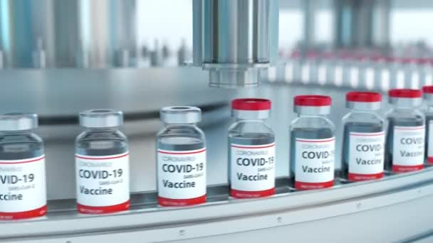 Koronavirüs covid-19 aşılarının toplu üretimi makine taşıma hattı ile yapılıyor. — Stok video